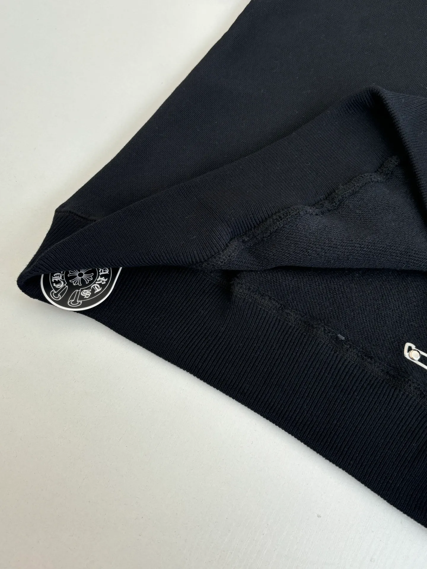P500 Chrome Heart*/Chrome Heart CH patch embroidered logo hooded sweatshirt. Customized heavy fortress interwoven air cotton. Adopt imported machine patch embroidery process. The fabrics have been washed and have a better hand feel. Not easy to deform, not easy to shrink, not easy to fade. Size: S/M/L/XL